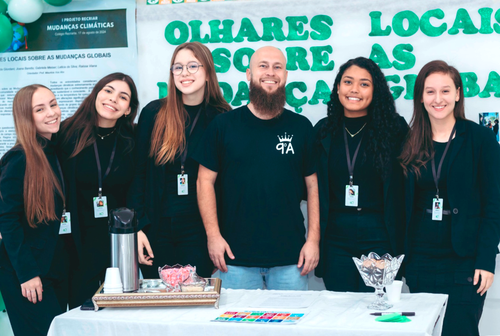 Joana Baretta, Letícia da Silva, Eduarda Giordani, Raíssa Viana e Gabriela Meiser com o orientador Maurício Von Ahn durante a apresentação do projeto “Olhares Locais Sobre as Mudanças Globais” na escola (Foto: Divulgação).