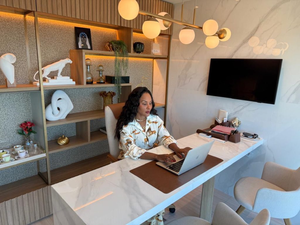 Gabriela Pereira no seu escritório (Foto: Divulgação)