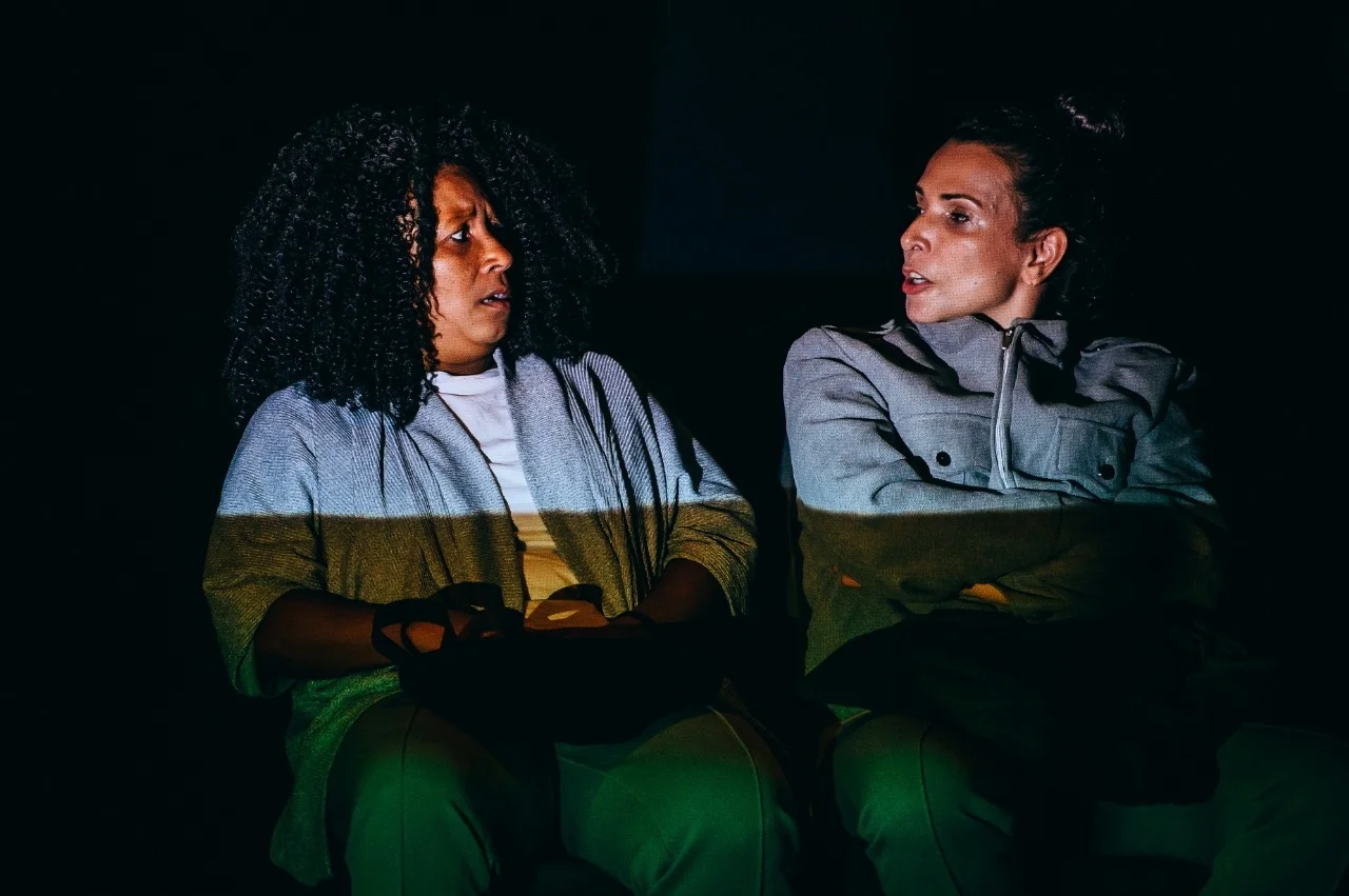 Foto: As atrizes Drica Santos e Milena Moraes em cena no espetáculo Revista Íntima. (Foto: Divulgação/Tóia Oliveira)