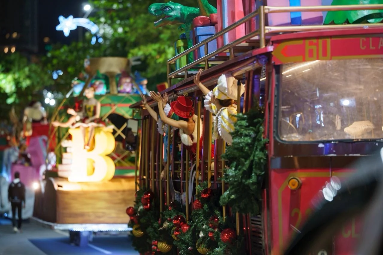 Desfile natalino em BC é estrelado por artistas de BC