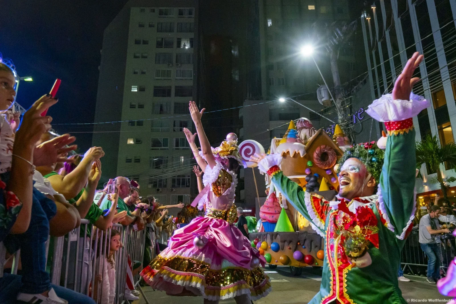 Nesta quarta, desfile natalino transforma orla de BC em espetáculo de luz