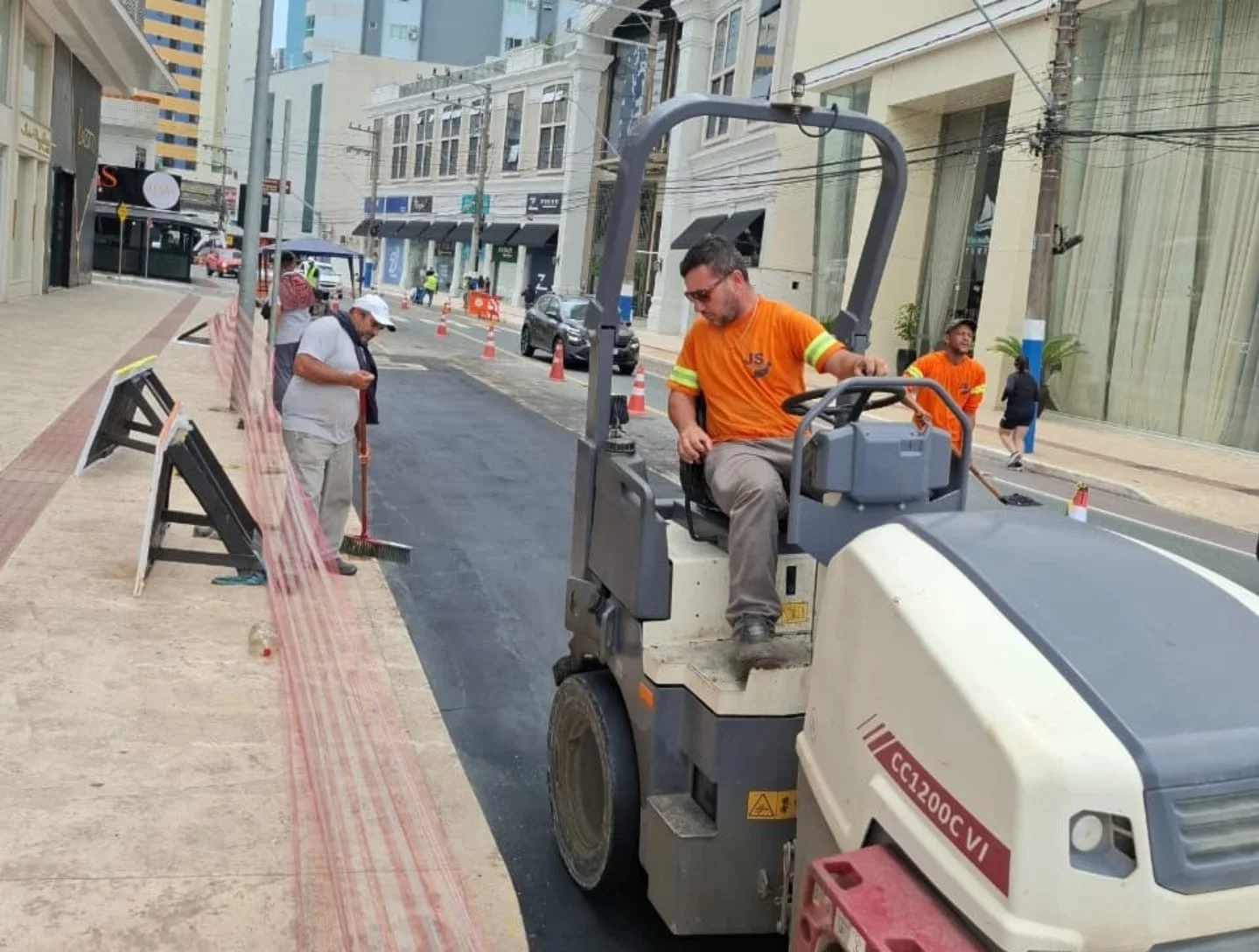 Rede auxiliar do Praia 100% Limpa avança na Rua 3700, em Balneário Camboriú