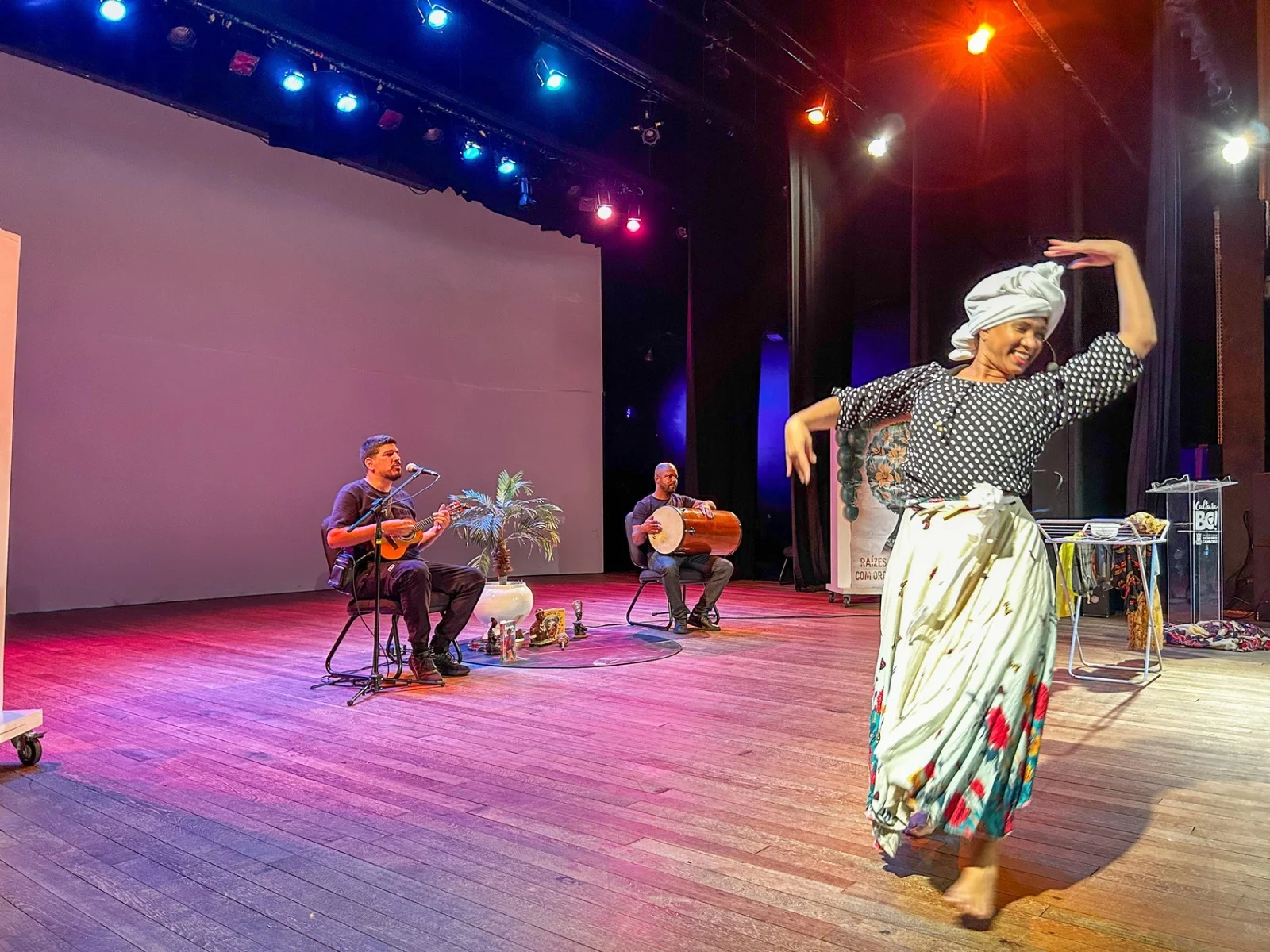 Semana da Consciência Negra inicia com teatro e homenagem em Balneário Camboriú