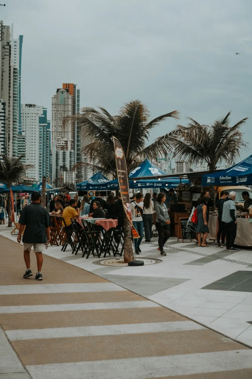 Feira da Orla segue até o fim da temporada em Balneário Camboriú