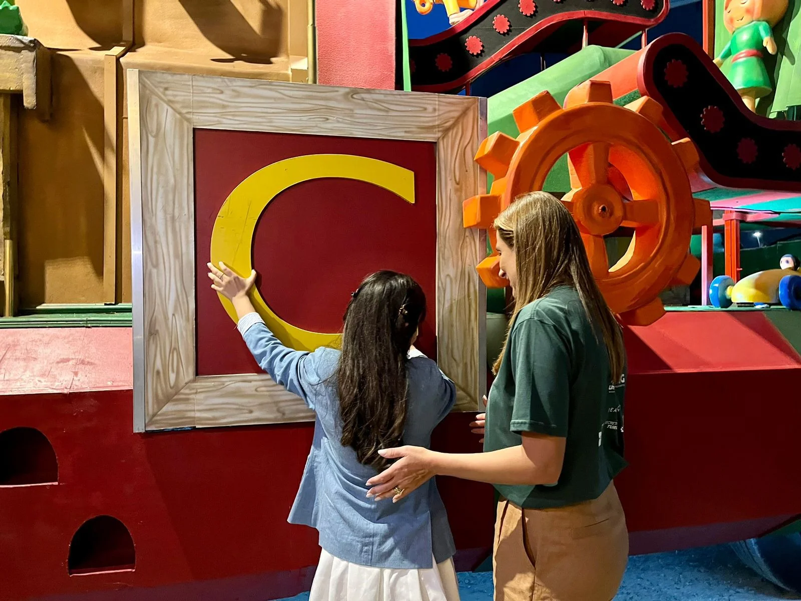 Jovem com deficiência visual conhece bastidores do desfile de Natal em Balneário Camboriú