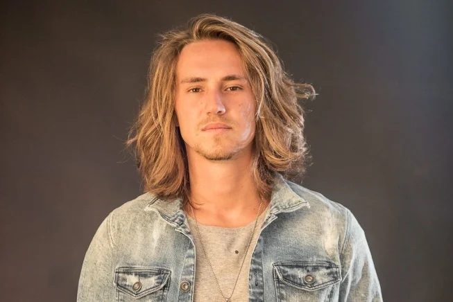 Show de Vitor Kley marca 5 anos da roda-gigante de Balneário Camboriú