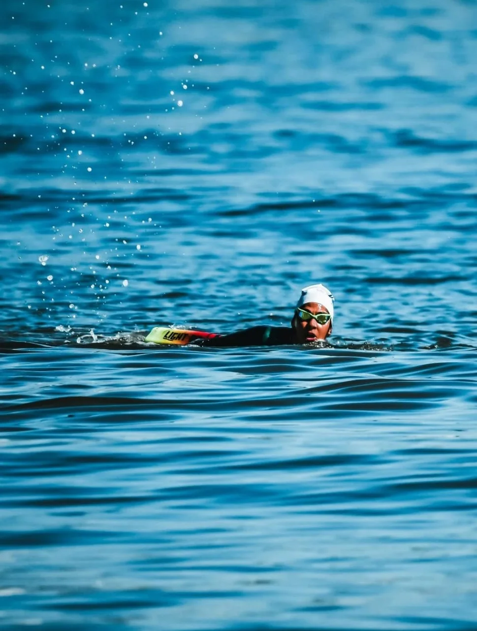 Balneário Camboriú oferece aulas gratuitas de natação em águas abertas