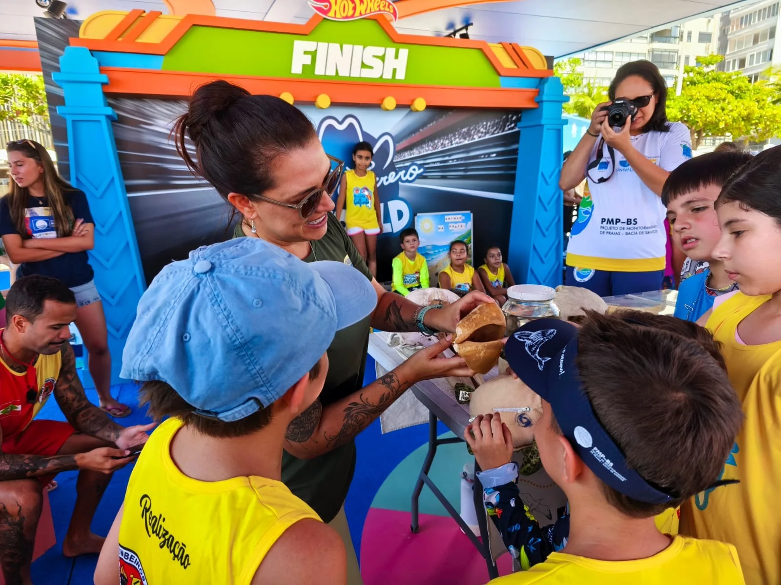 Crianças participam de ação ambiental na Praia Central de Balneário Camboriú