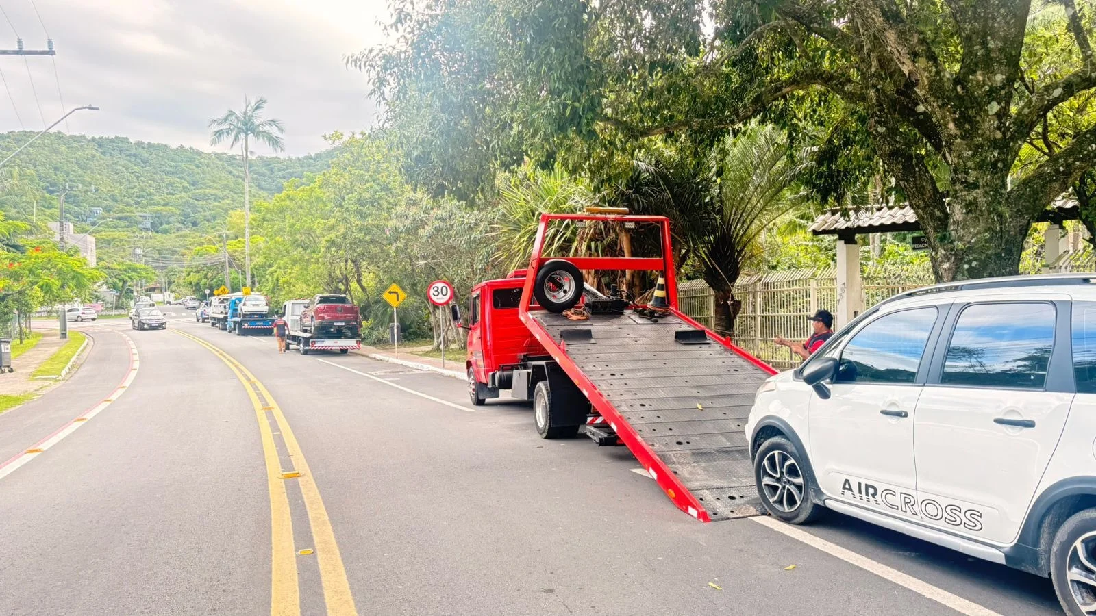 Mais de 40 veículos são autuados por estacionamento irregular nas praias agrestes de Balneário Camboriú