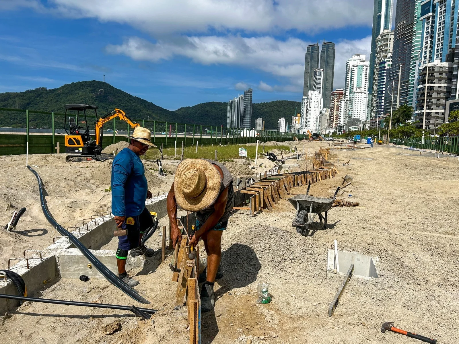 Reurbanização da orla avança com várias frentes de trabalho na Barra Sul, em Balneário Camboriú