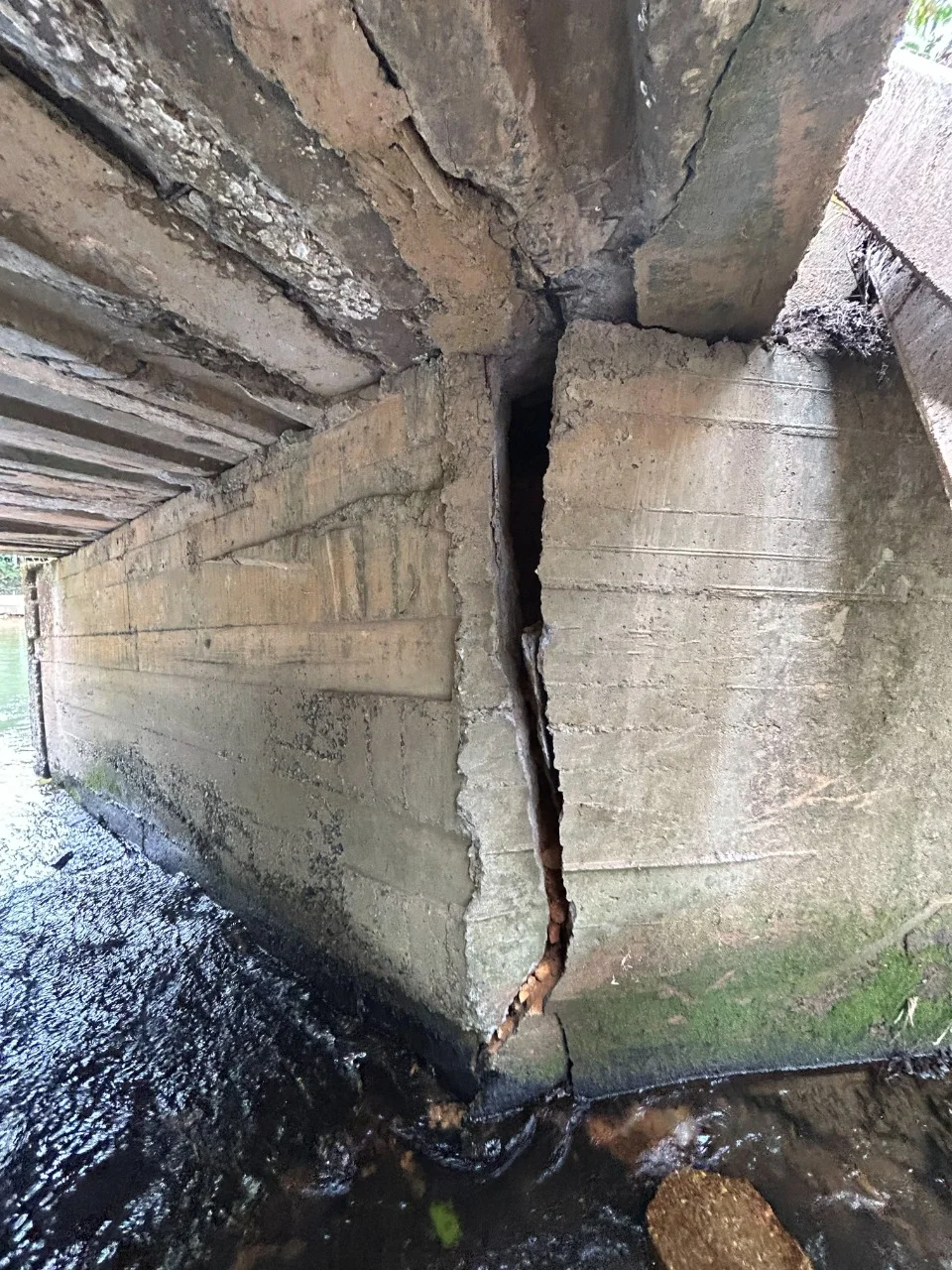 Ponte no Rio do Meio em Camboriú é parcialmente interditada após problemas estruturais
