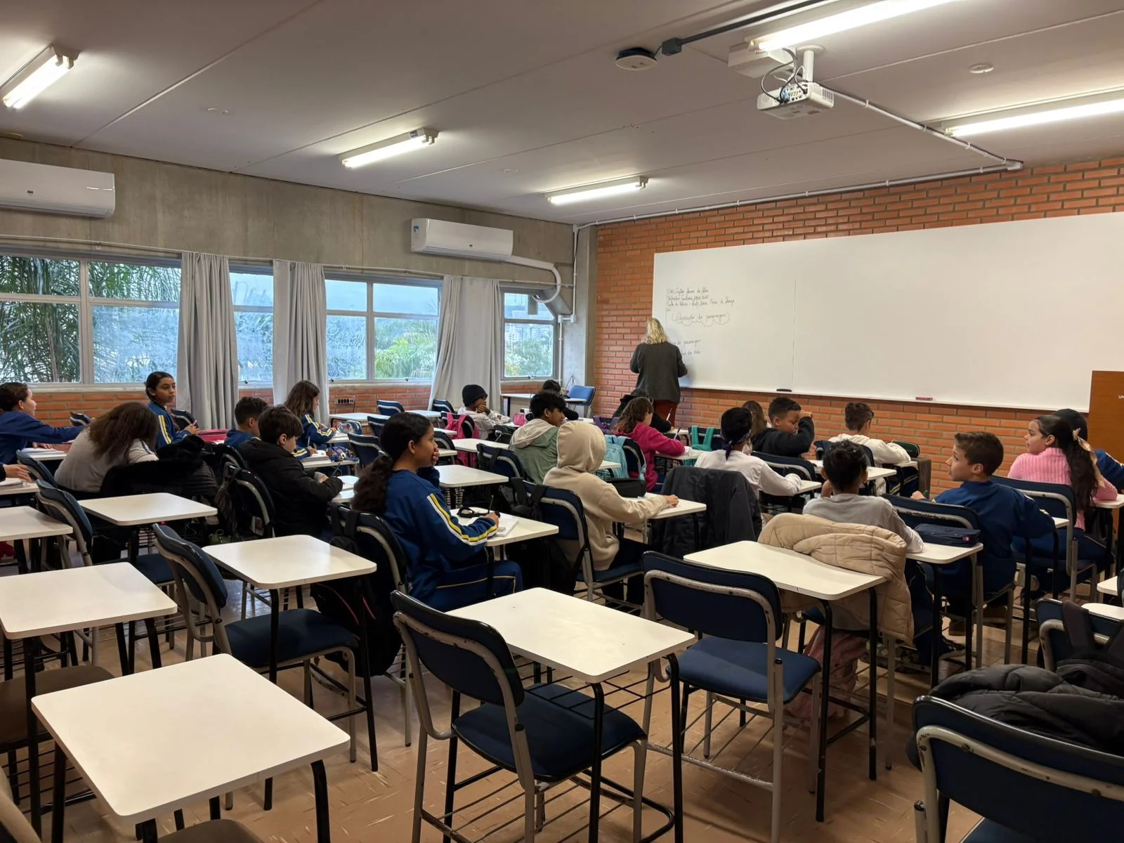 Alunos do CAIC iniciam aulas na Univali durante reforma da escola em Balneário Camboriú