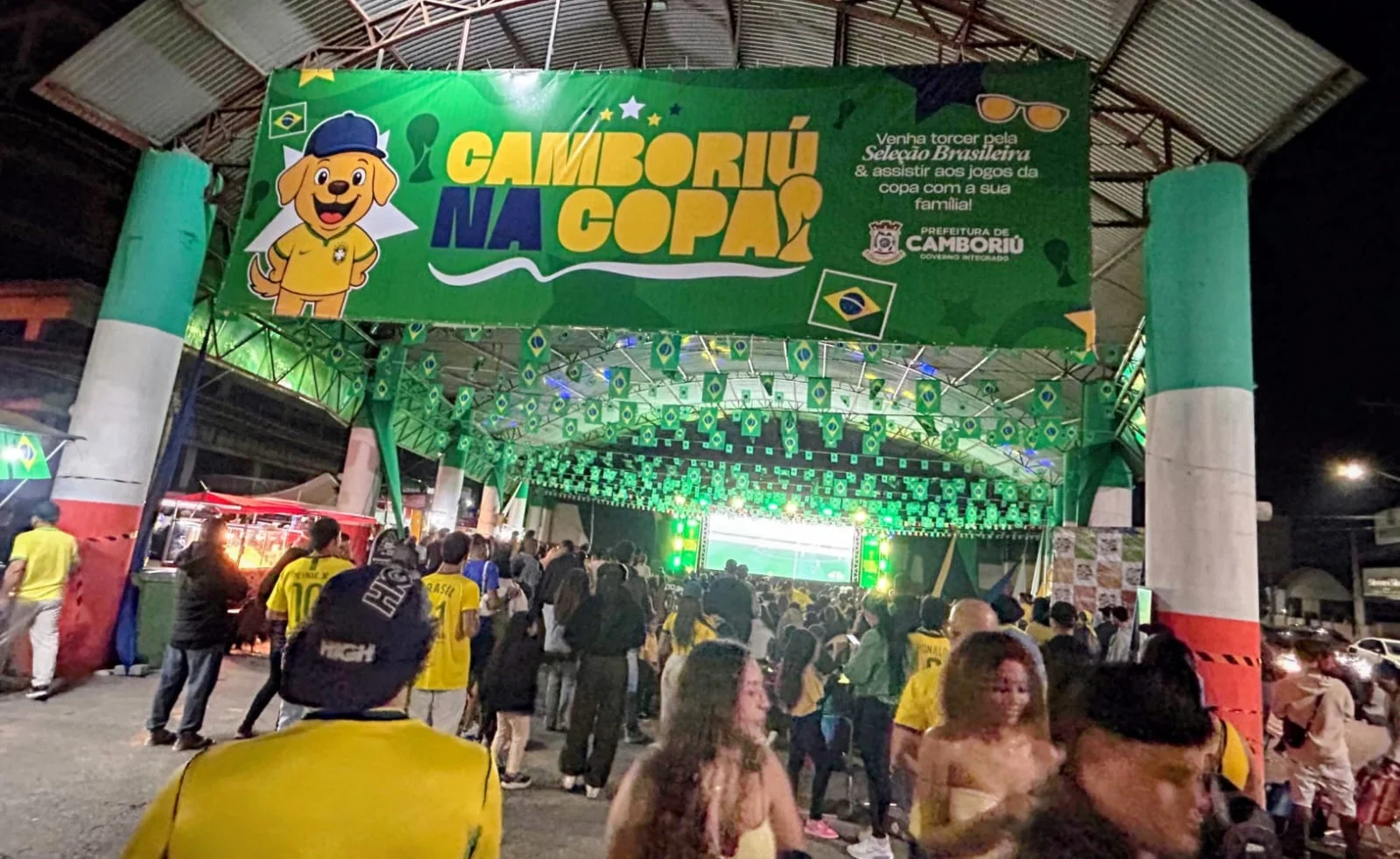 Camboriú na Copa reúne cerca de mil pessoas em sua estreia e transforma jogo da Seleção em grande festa popular