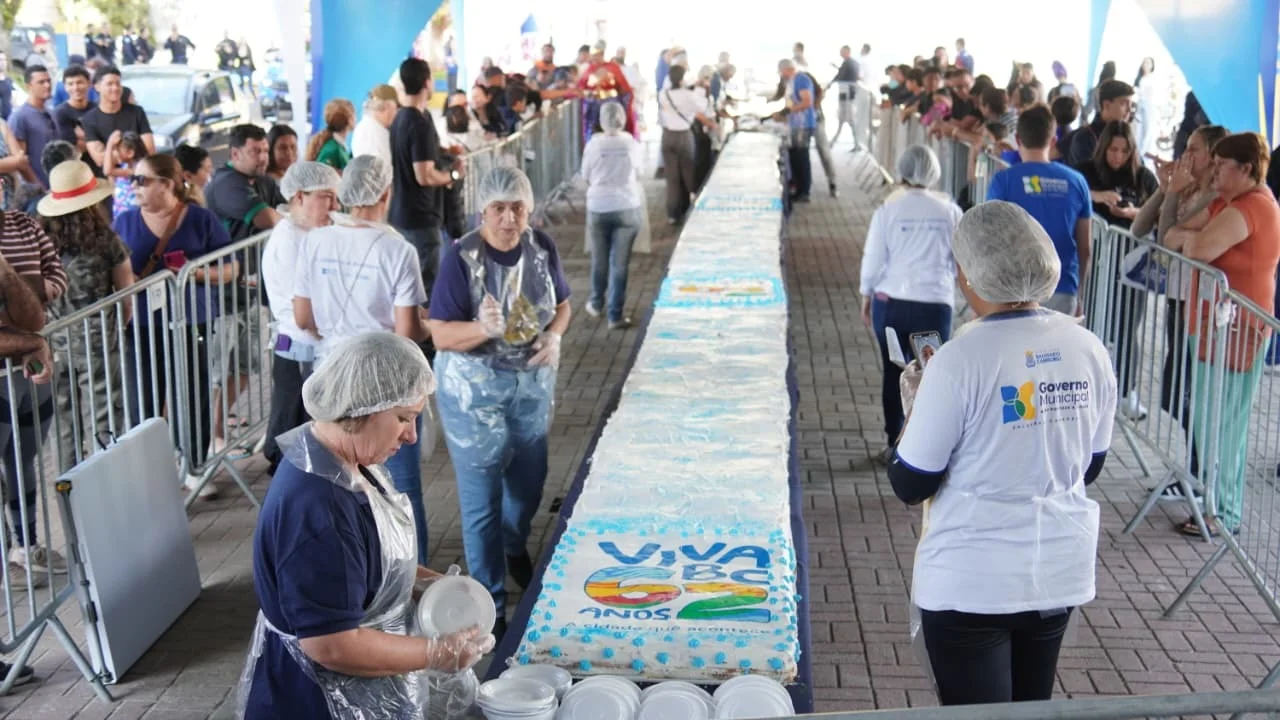 Balneário Camboriú celebra 62 anos com tradicional corte dos bolos de aniversário