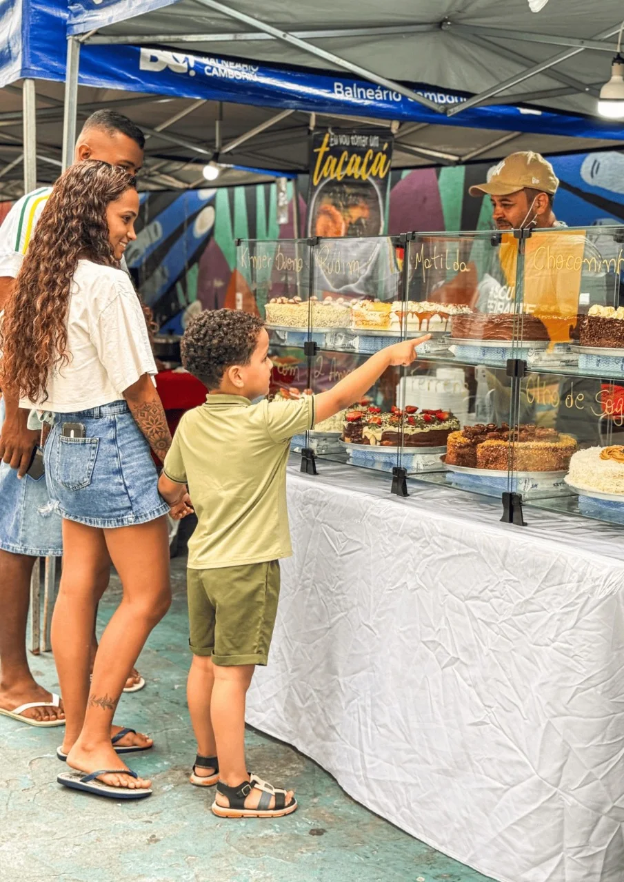 Foto: Barraca da Cacau Glow durante a feira de Balneário Camboriú, onde a marca conquistou clientes e encontrou seu principal ponto de conexão com o público. Foto: Reprodução
