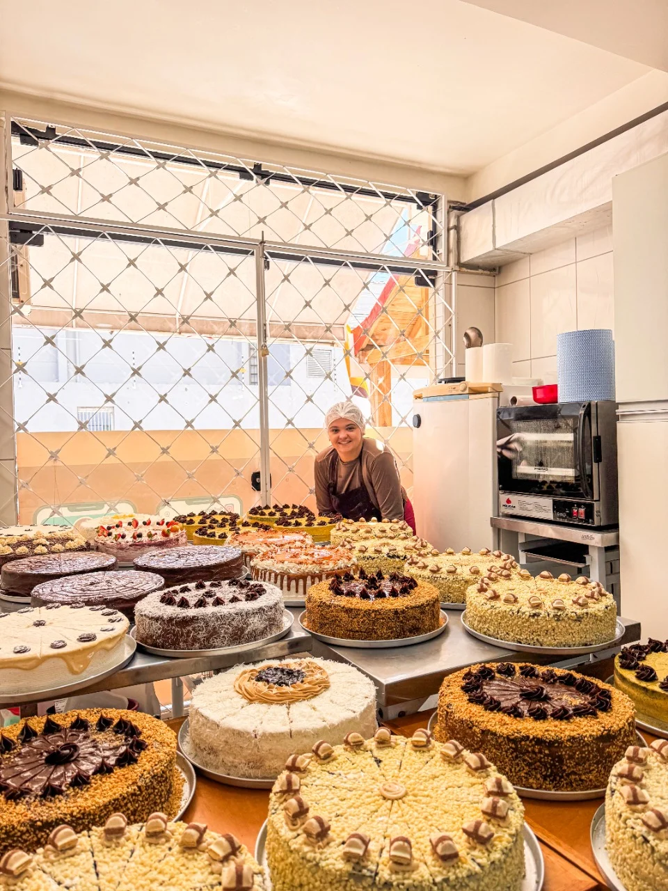 Cozinha industrial da Cacau Glow, que hoje concentra toda a produção dos bolos da marca. Foto: Reprodução
