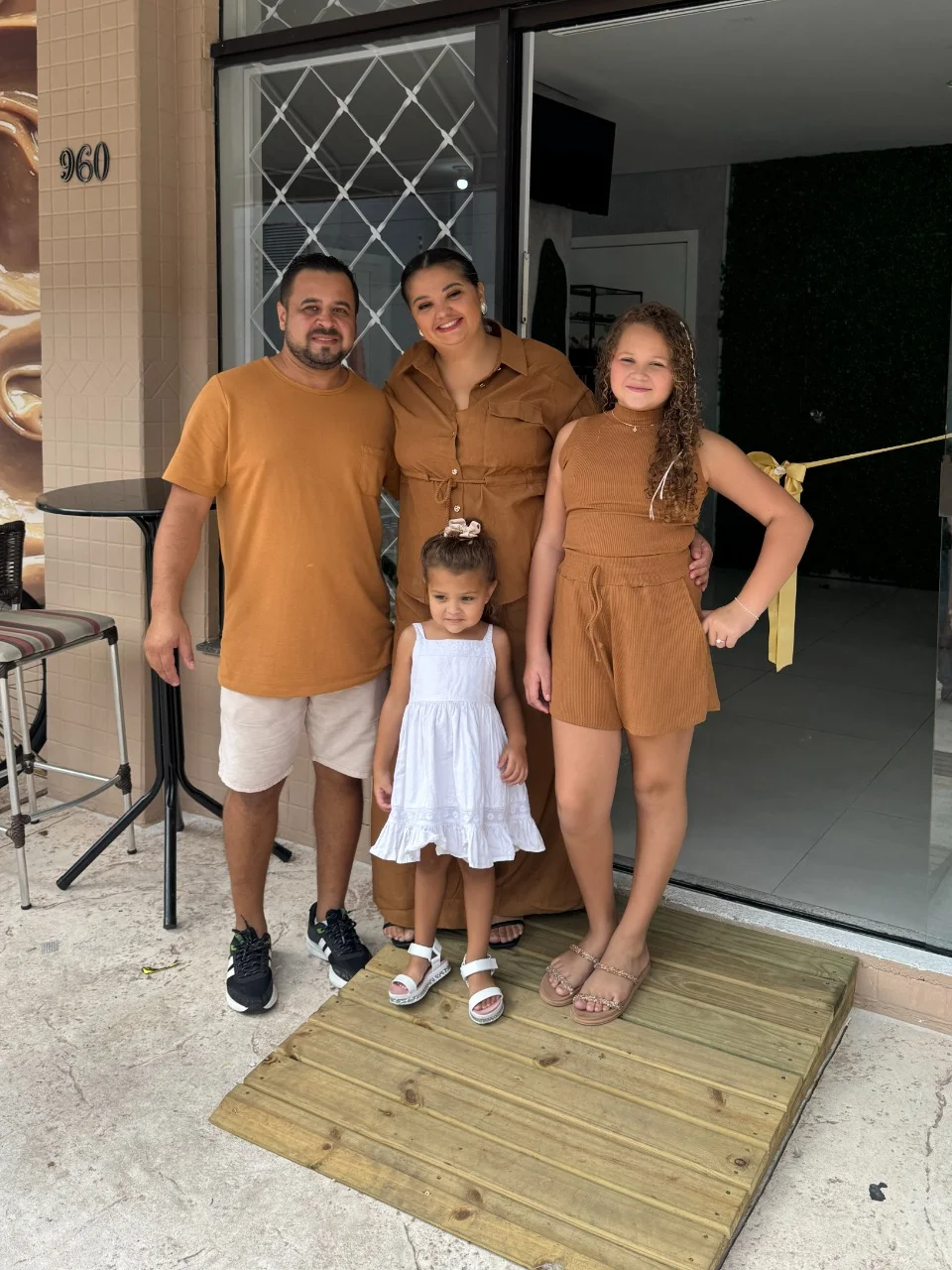 Brainham, Mayla, Maria Valentina e Antonela em frente à loja da Cacau Glow, espaço que hoje abriga exclusivamente a cozinha de produção da marca. Foto: Reprodução