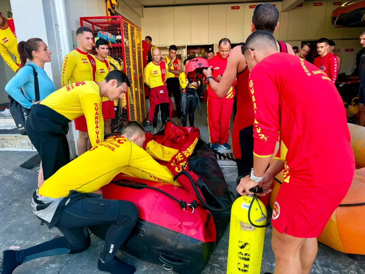 Camboriú: Defesa Civil participa de treinamento de salvamento, resgate e condução de embarcações