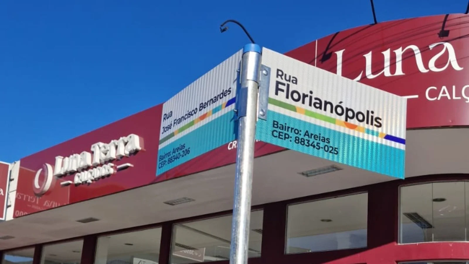 Camboriú inicia primeira etapa de instalação de novo modelo de placas de identificação de ruas