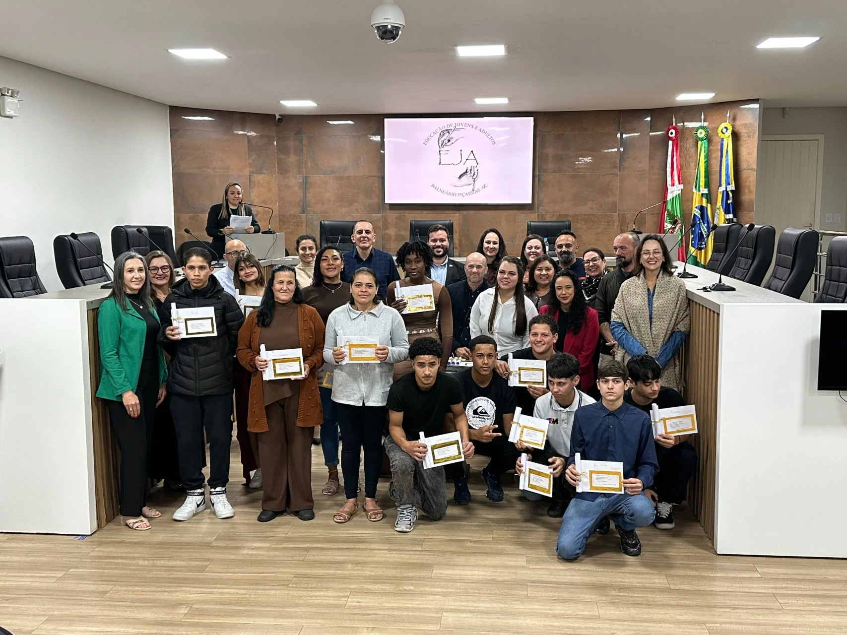 Formatura da EJA celebra a conquista de 19 alunos do Ensino Fundamental em Balneário Piçarras