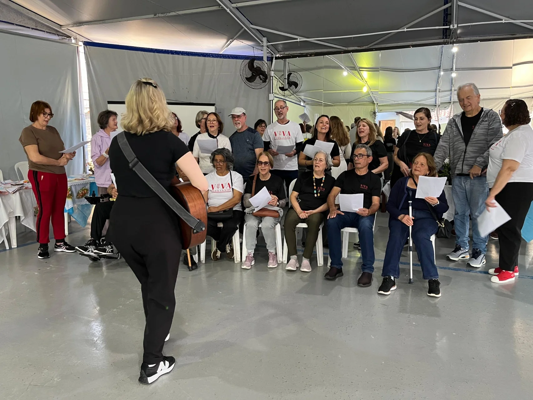 Idosos participam de oficinas simultâneas em Balneário Camboriú