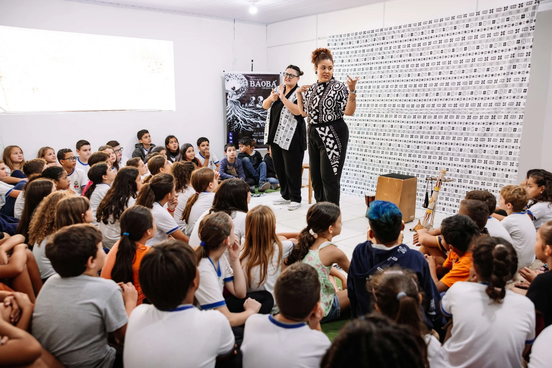 Espetáculo leva às escolas de Itajaí histórias sobre a imigração angolana e a ancestralidade negra