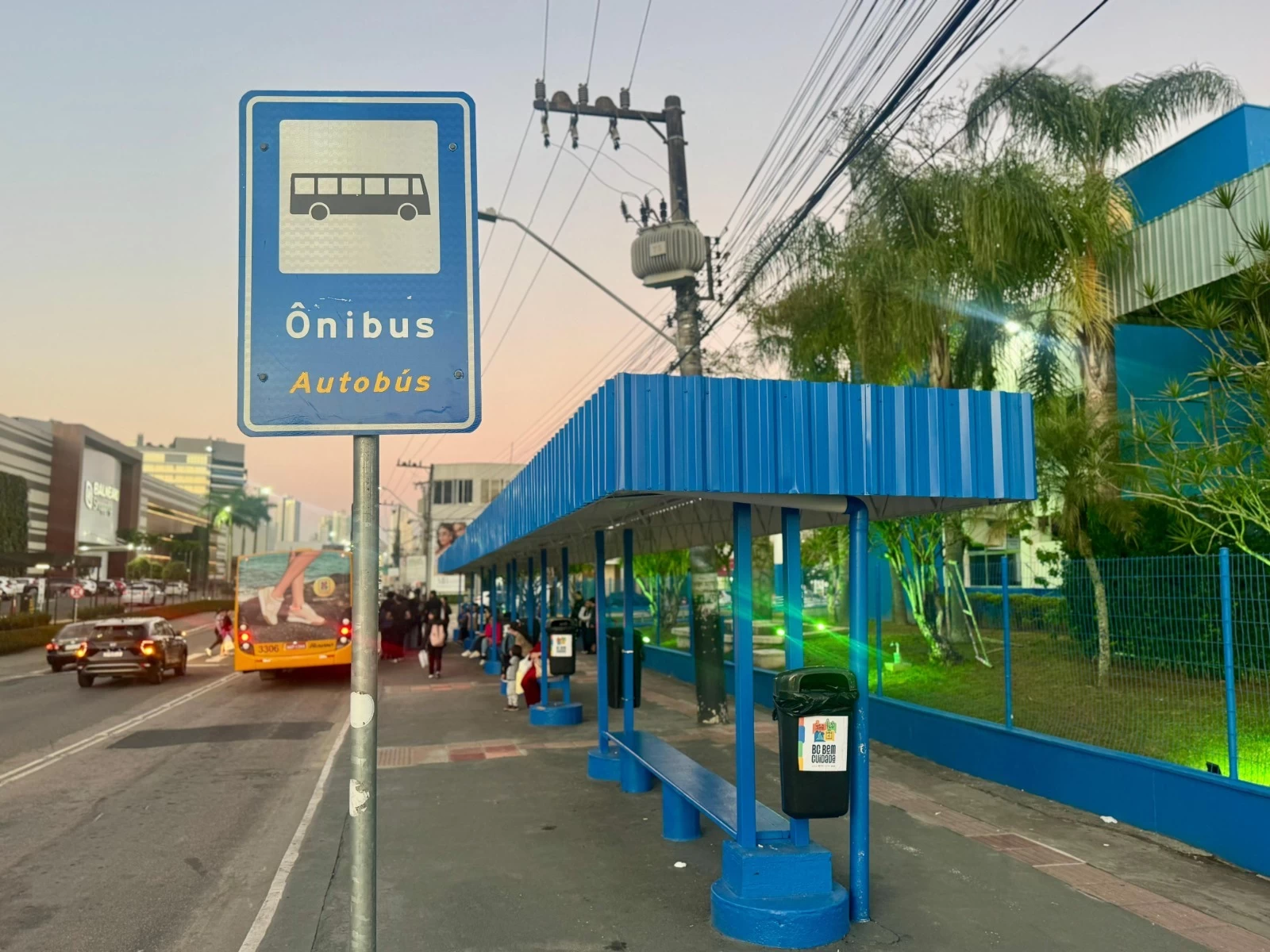 Avenida Santa Catarina passa por substituição de tubos de drenagem em Balneário Camboriú