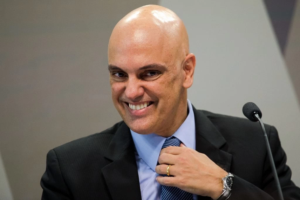 Trump pune Moraes, que ignora e segue ileso