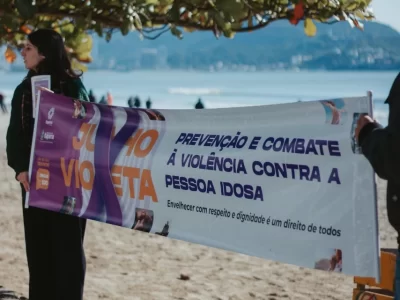 acao-na-meia-praia-alerta-sobre-a-violencia-contra-a-pessoa-idosa-acao-na-meia-praia-alerta-sobre-a-violencia-contra-a-pessoa-idosa