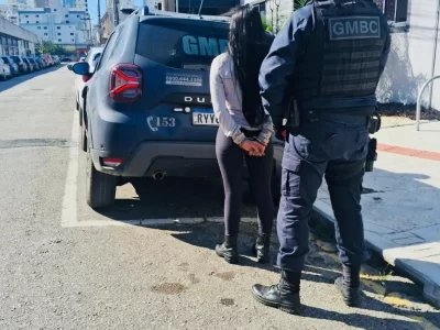 guarda-municipal-prende-mulher-por-posse-de-drogas-no-bairro-dos-municipios-em-balneario-cambor-guarda-municipal-prende-mulher-por-posse-de-drogas-no-bairro-dos-municipios-em-balneario-cambor
