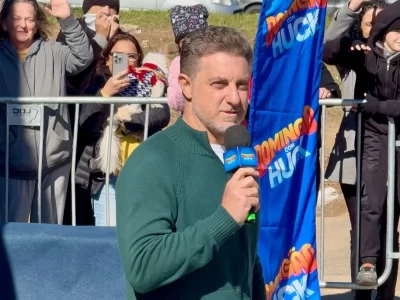 luciano-huck-grava-em-camboriu-e-entrega-casa-a-familia-que-emocionou-o-pais-com-gesto-de-solid-luciano-huck-grava-em-camboriu-e-entrega-casa-a-familia-que-emocionou-o-pais-com-gesto-de-solid