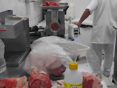 mais-de-620-kg-de-carne-estragada-sao-apreendidos-em-supermercados-de-itapema-mais-de-620-kg-de-carne-estragada-sao-apreendidos-em-supermercados-de-itapema